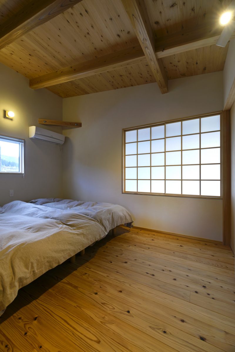 寝室|木のぬくもりと光に包まれた家