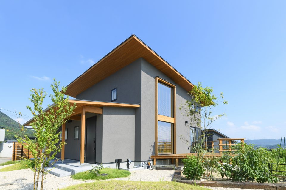 シンプルでスタイリッシュ！今、人気の『片流れ屋根』4選 （福岡注文住宅を建てるには） | より美しく、住み継ぐ | 株式会社長崎材木店一級 ...