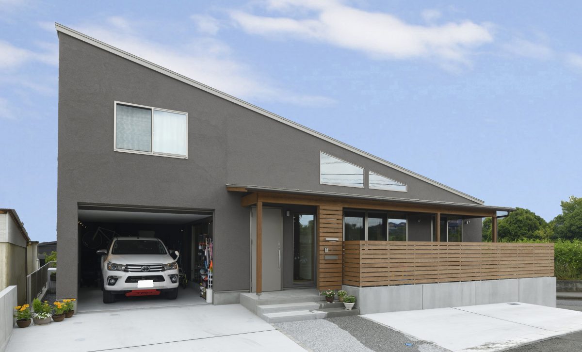 ビルトインガレージを備えた平屋のような片流れの家 | 福岡県北九州市