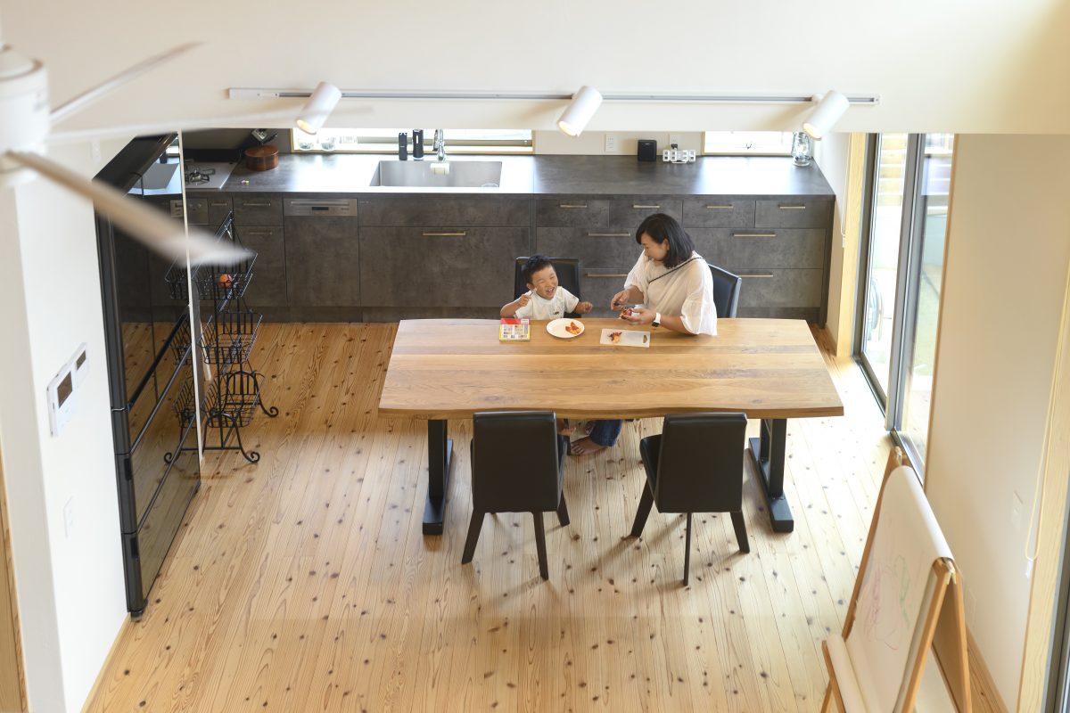 キッチン|ビルトインガレージを備えた平屋のような片流れの家
