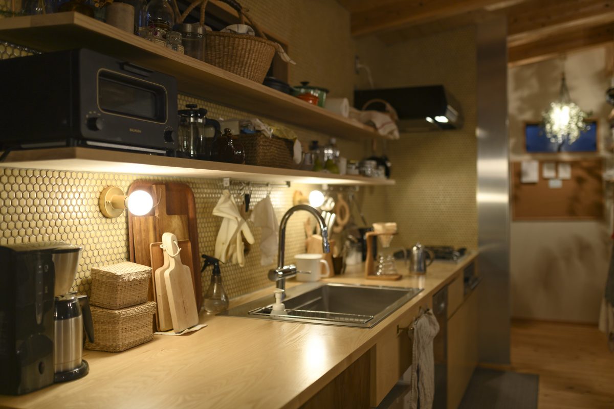 造作キッチン|ヴィンテージ家具が似合う家